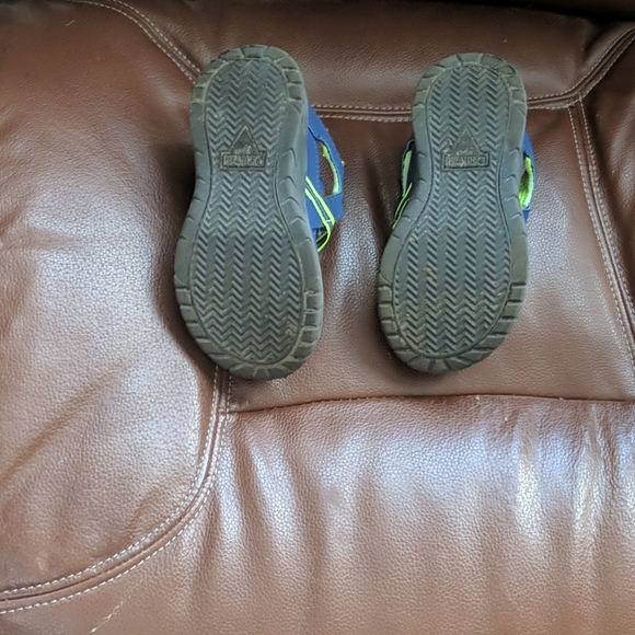 Oshkosh water shoes - Picture 3 of 3
